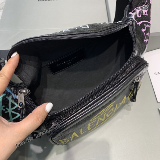 Balenciaga專櫃爆款油蠟皮Balen斜挎胸包 巴黎世家塗鴉撞色Balen品牌標識男女腰包 fyj1291